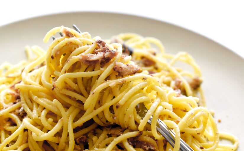 Spaghetti con Acciughe e Pangrattato Tostato